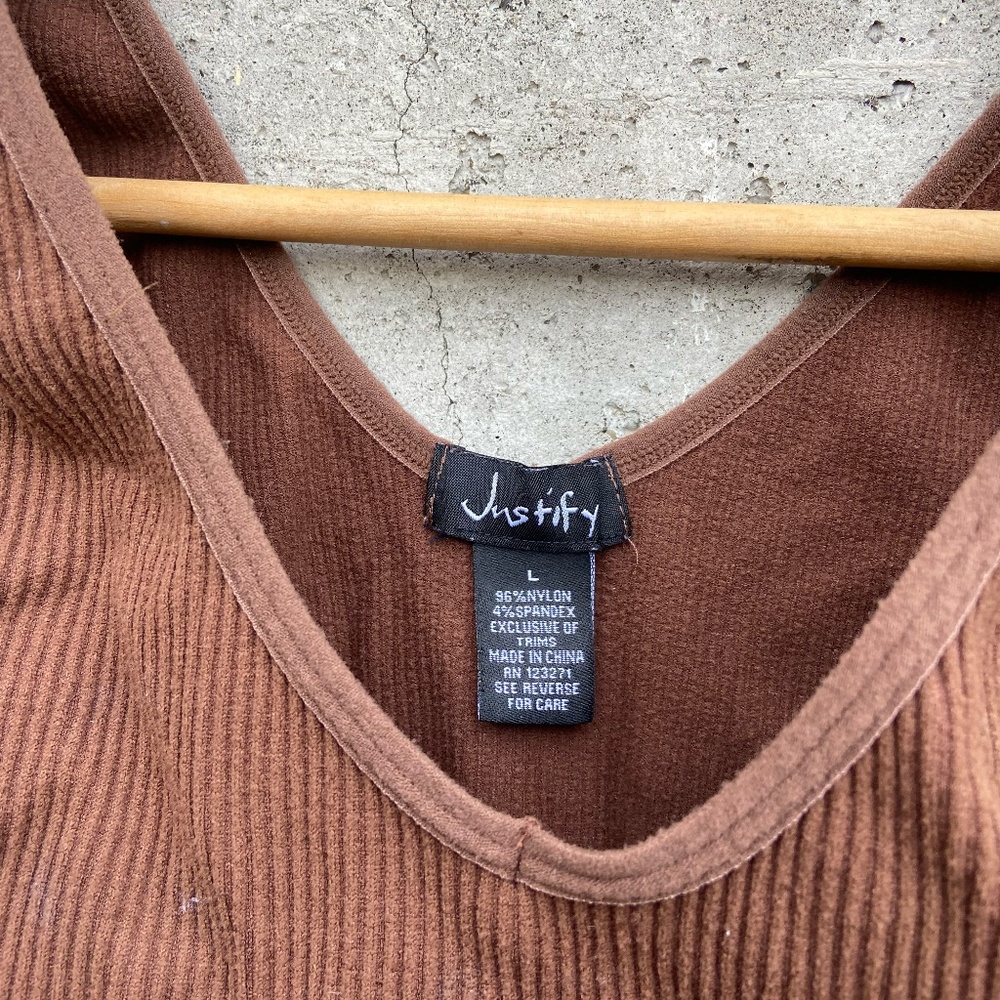 Justify Brown Ribbed V Neck Crop Top - Picture 2 of 2